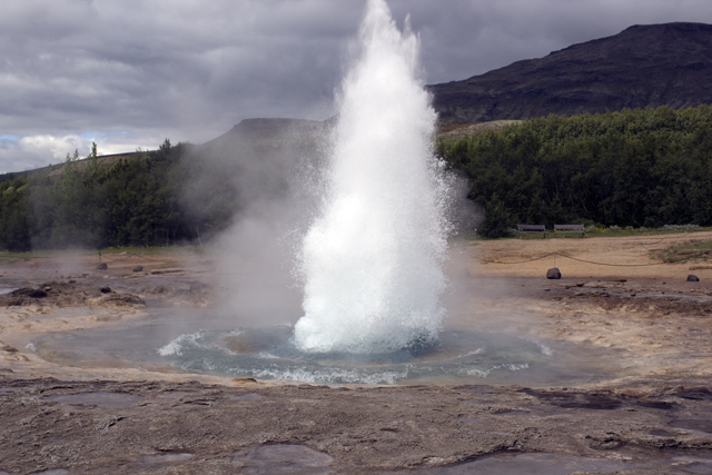 2011-07-08_10-16-12 island.jpg - Der groe Geysir von Strokkur